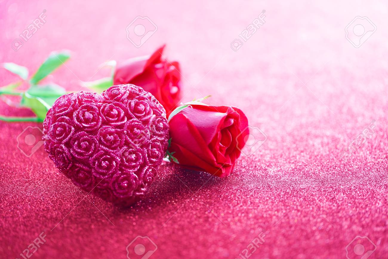 Glitzernde Herz Geformt Mit Rosen Uber Rosa Hintergrund Lizenzfreie Fotos Bilder Und Stock Fotografie Image 50996010