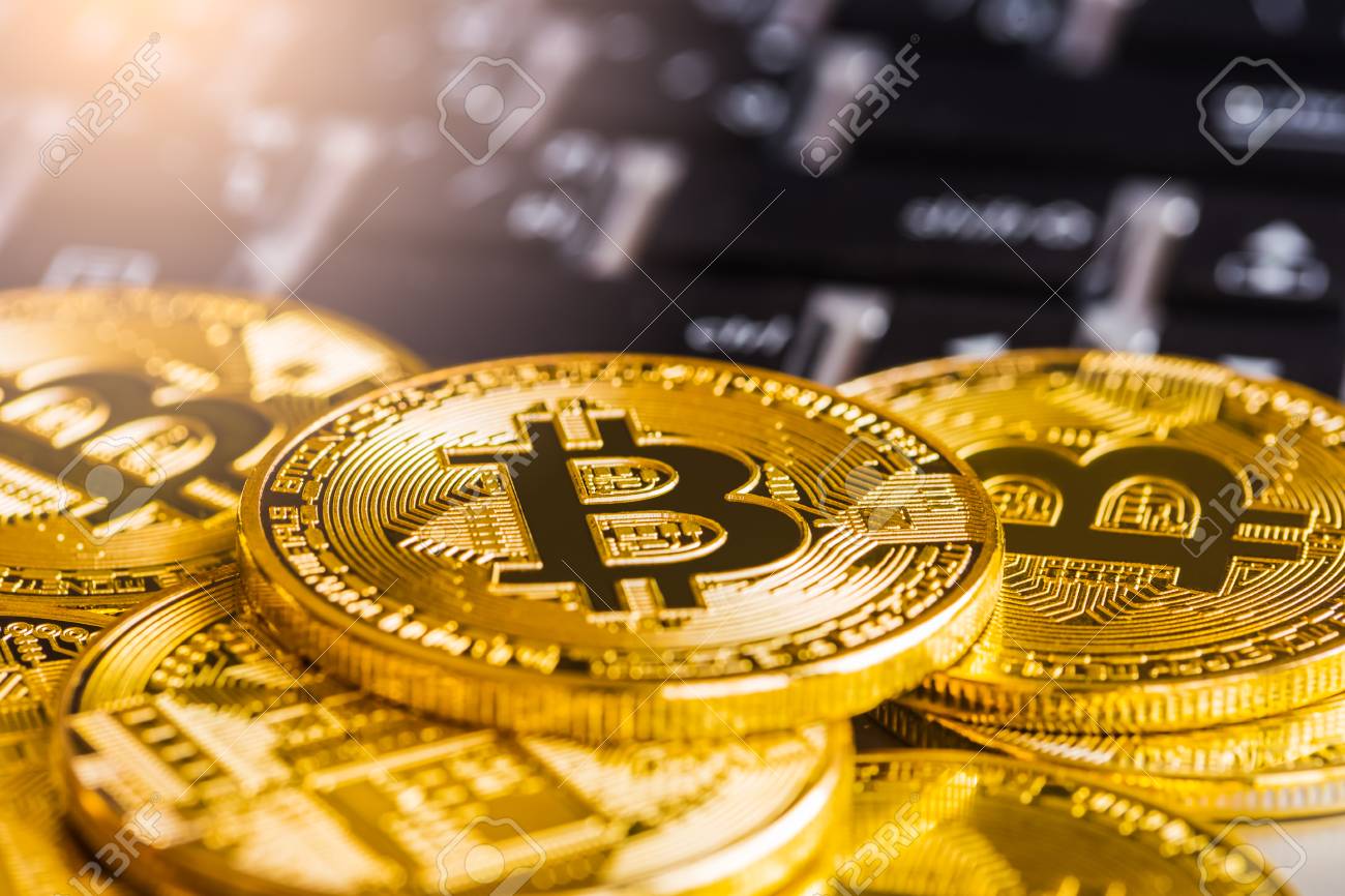 현대적인 교환 방식과 비트코인은 세계 경제 시장 가상 디지털 통화 및 금 비트코인 및 기타 통화를 사용한 금융 투자 무역 개념  암호화폐에서 편리한 결제입니다. 로열티 무료 사진, 그림, 이미지 그리고 스톡포토그래피. Image