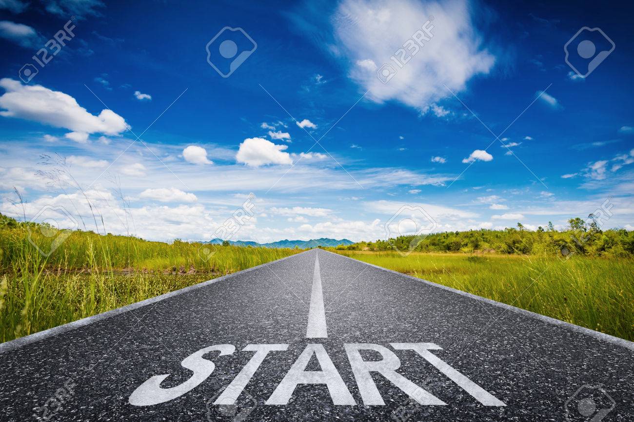 緑の草原 青い空と長い道のりの 3 D レンダリングされた開始テキスト の写真素材 画像素材 Image