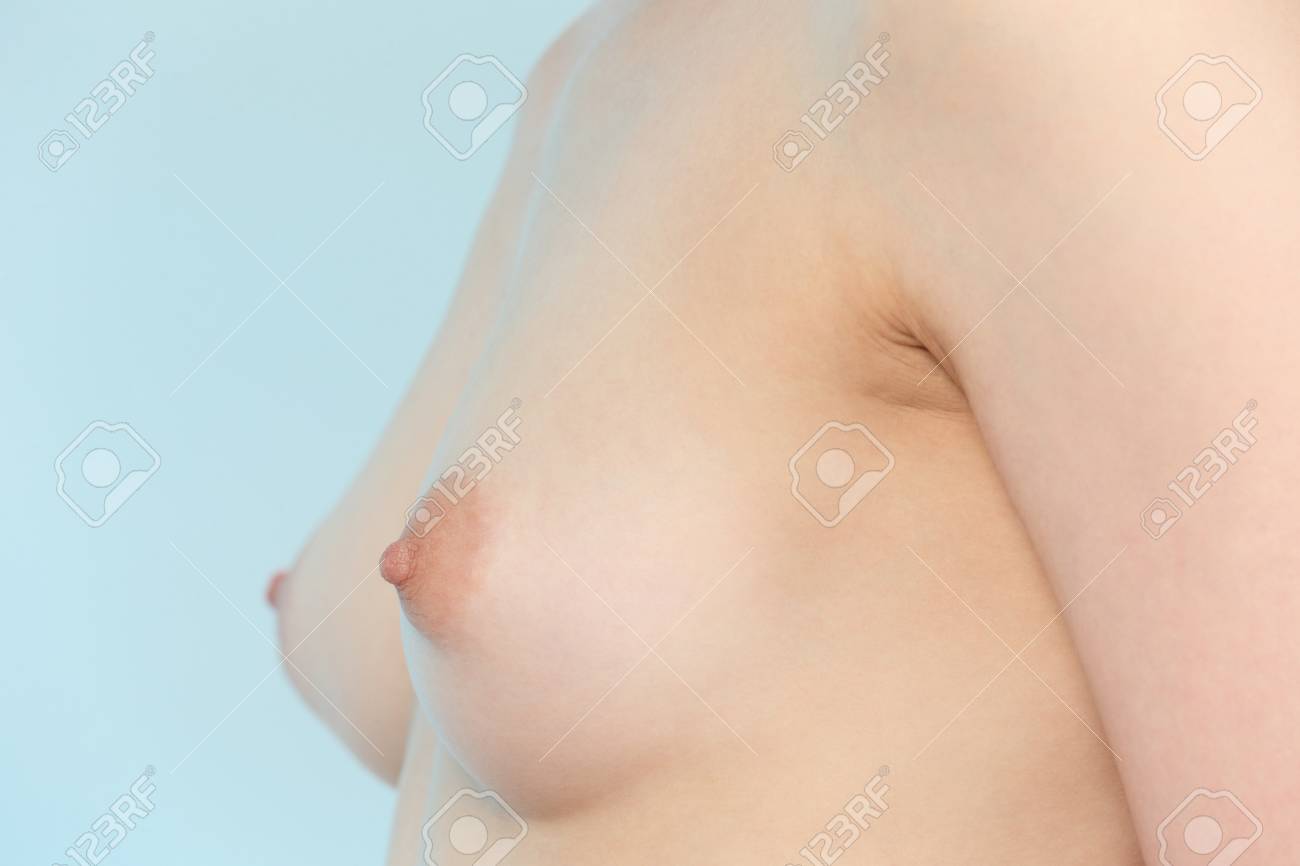 美しい乳首 愛らしいスレンダーな若い大人のブロンドの女の子の魅力的な裸のブレストのクローズアップ。美しい乳首を持つ優しい裸の女性の胸。の写真素材・画像素材  Image 93689860