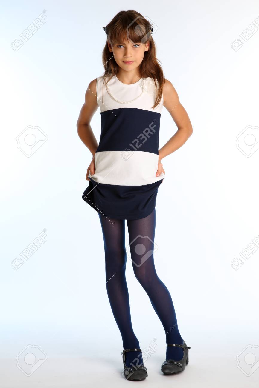 ストライプのドレスを着た美しい女の子は 完全な長さで立っています 青いタイツの細いボディと長い脚を持つエレガントな魅力的な子供 その若い女子高生は9歳です の写真素材 画像素材 Image ストライプのドレスを着た美しい女の子は 完全な長さで立っています 青いタイツの細いボディと長い脚を持つエレガントな魅力的な子供 その若い女子高生は9歳です の写真素材 画像素材 Image