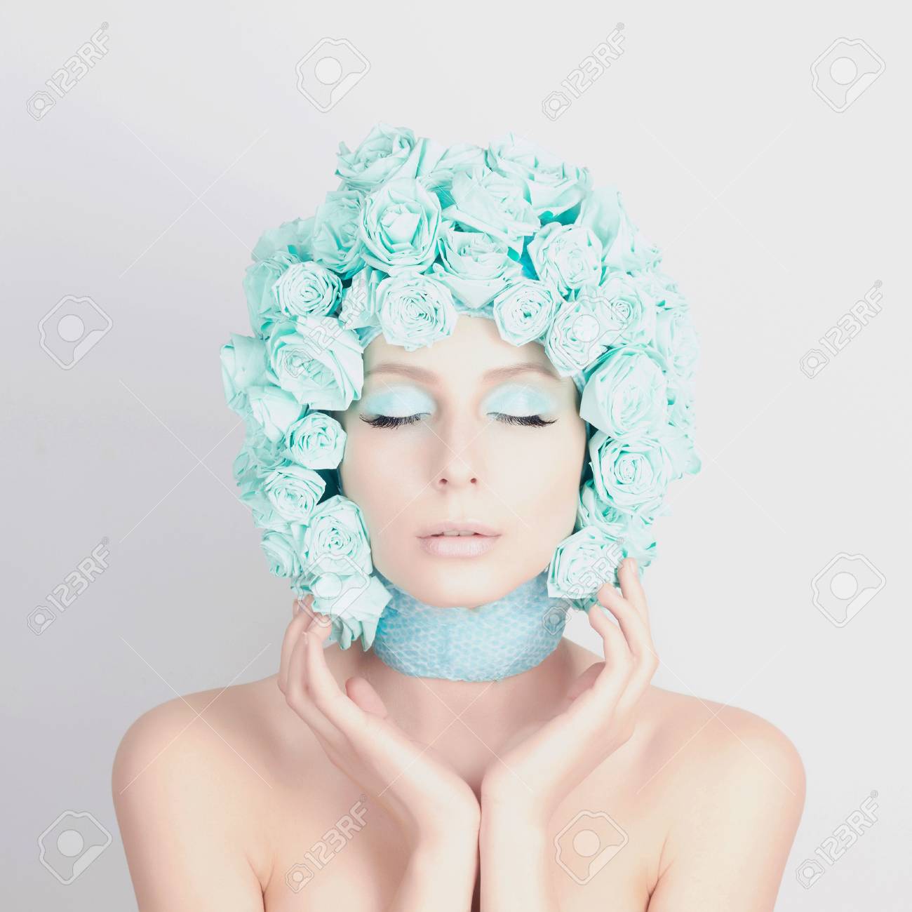 ungewohnliche mode portrat der jungen frau mit blumen haar schonheit modell girl beautiful madchen mit blauen blumen auf dem kopf lizenzfreie fotos bilder und stock fotografie image 39790721