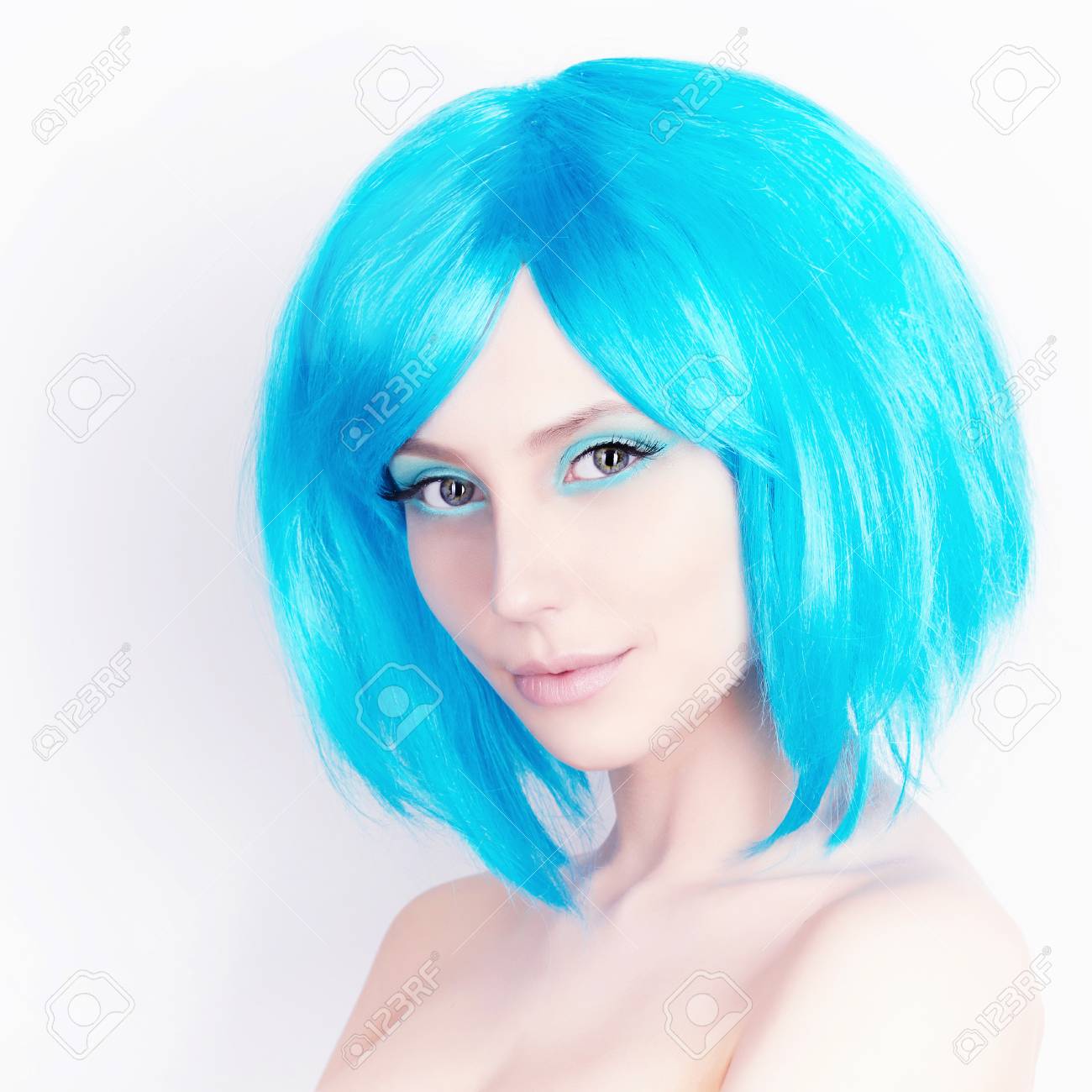 ファッション美容青い髪を持つ若い女性の肖像画 異常な美しい少女 メイクアップ の写真素材 画像素材 Image 3974