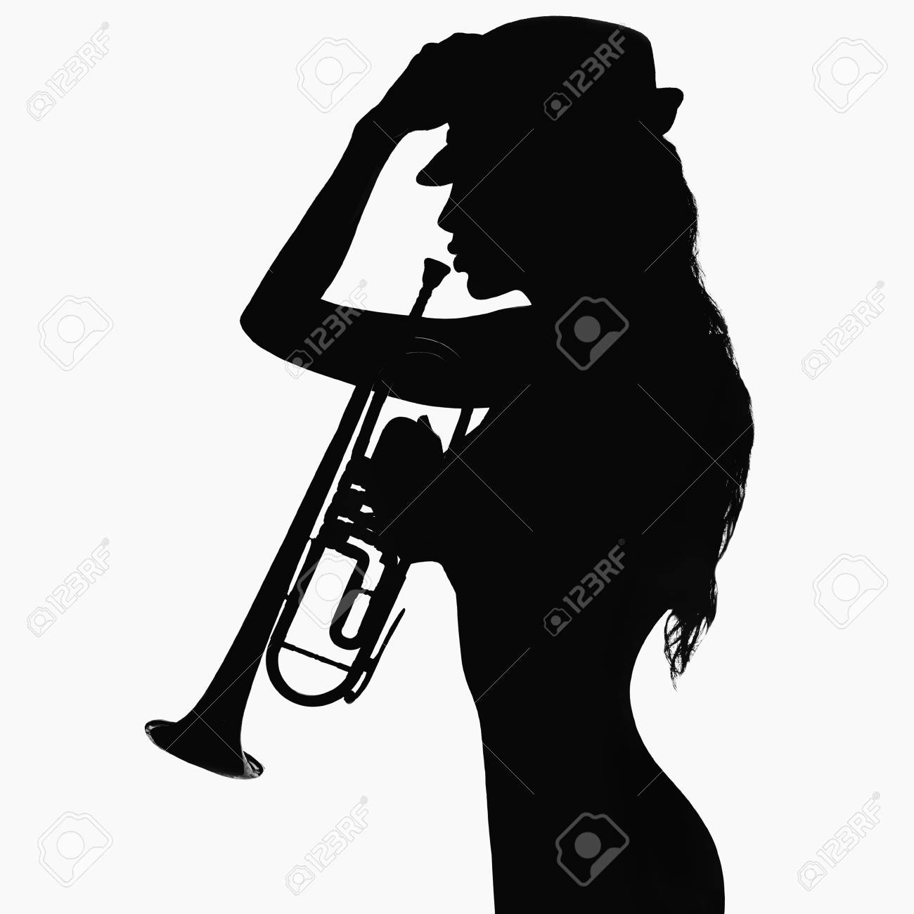 若いセクシーな体 Woman Musical 楽器の Trumpet Monochrome シルエットの帽子の女の子 の写真素材 画像素材 Image
