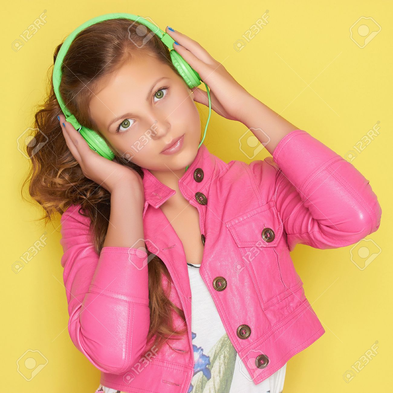 Teenager Madchen Im Rosa Leder Tragen Horen Musik Auf Headphones Beautiful Junge Girl Green Kopfhorer Lizenzfreie Fotos Bilder Und Stock Fotografie Image 43728327