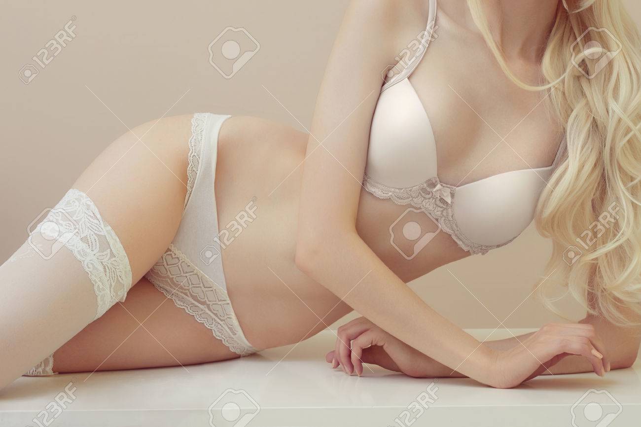 セクシーな下着姿で美しいブロンドの女の子 下着姿の美しさの女性 の写真素材 画像素材 Image 4438 セクシーな下着姿で美しいブロンドの女の子 下着姿の美しさの女性 の写真素材 画像素材 Image 4438