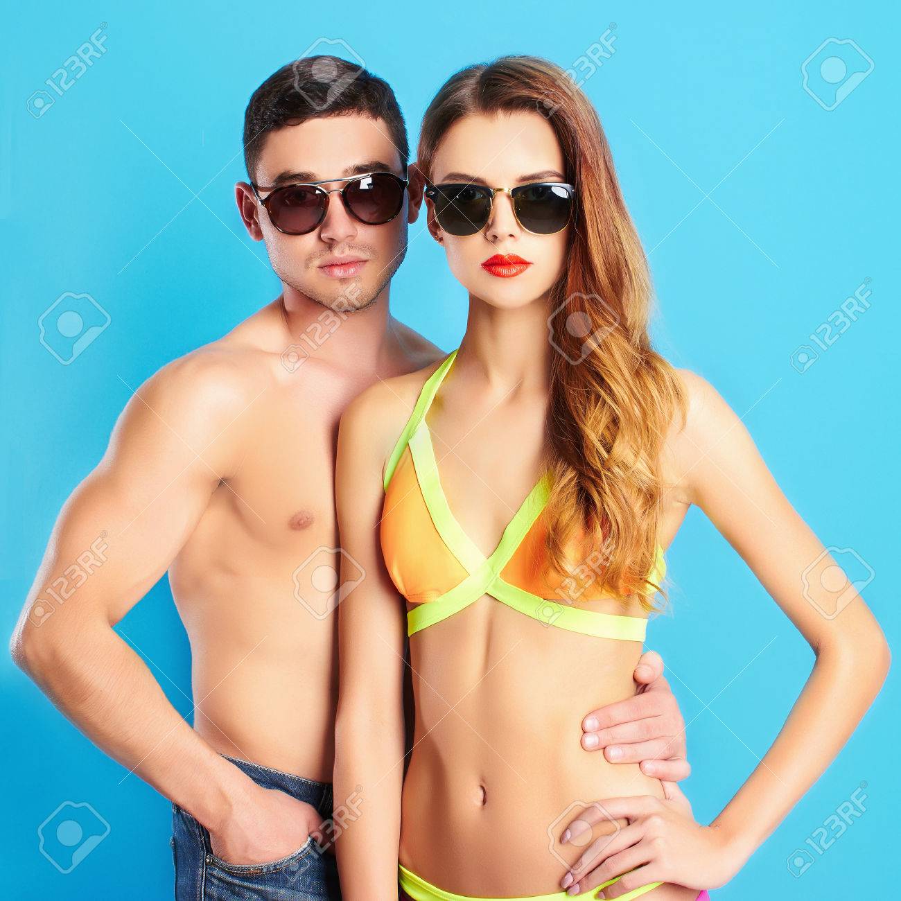 Mode Schone Paar In Sunglasses Beauty Frau Und Gut Aussehend Man Boy Und Madchen Im Bikini Zusammen Lizenzfreie Fotos Bilder Und Stock Fotografie Image 45315149