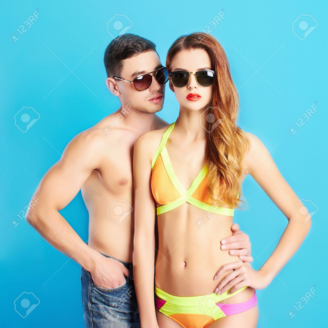 Mode Schone Paar In Sunglasses Beauty Frau Und Gut Aussehend Man Boy Und Madchen Im Bikini Zusammen Lizenzfreie Fotos Bilder Und Stock Fotografie Image 45302273