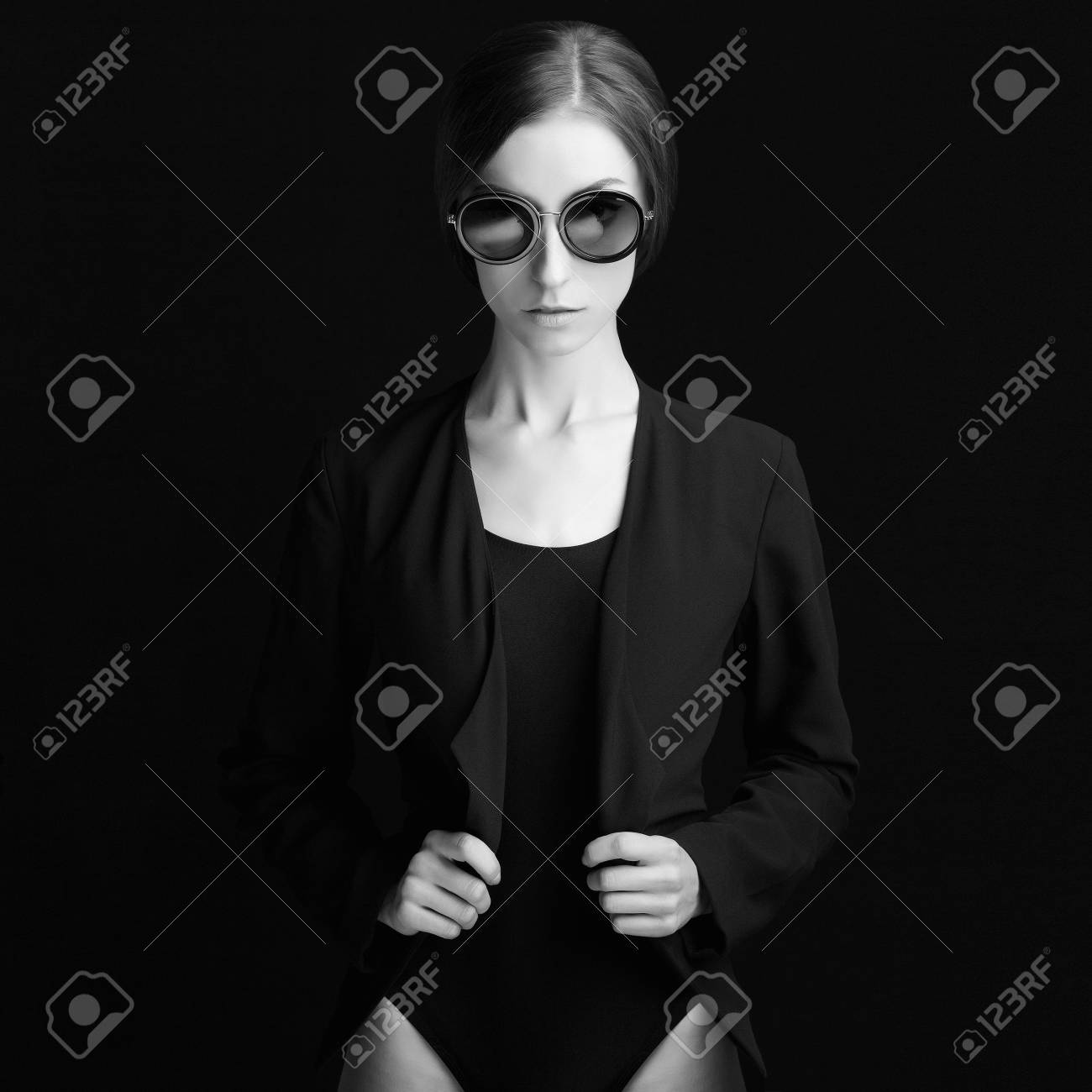 スタジオ サングラスで美しいスタイリッシュな女性のファッションのモノクロ写真 かなり若いモデルの女の子 の写真素材 画像素材 Image スタジオ サングラスで美しいスタイリッシュな女性のファッションのモノクロ写真 かなり若いモデルの女の子 の写真素材 画像素材 Image