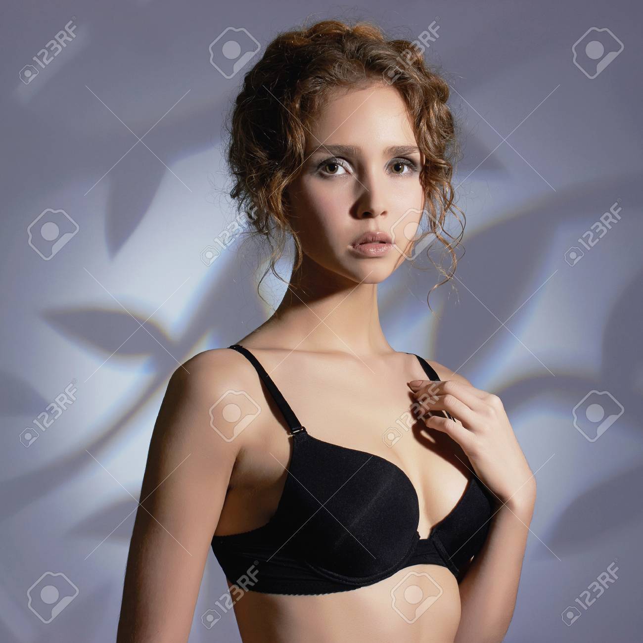 Hübsches Girl Posiert In Schöner Lingerie Hübsches Girl Posiert In Schöner Lingerie