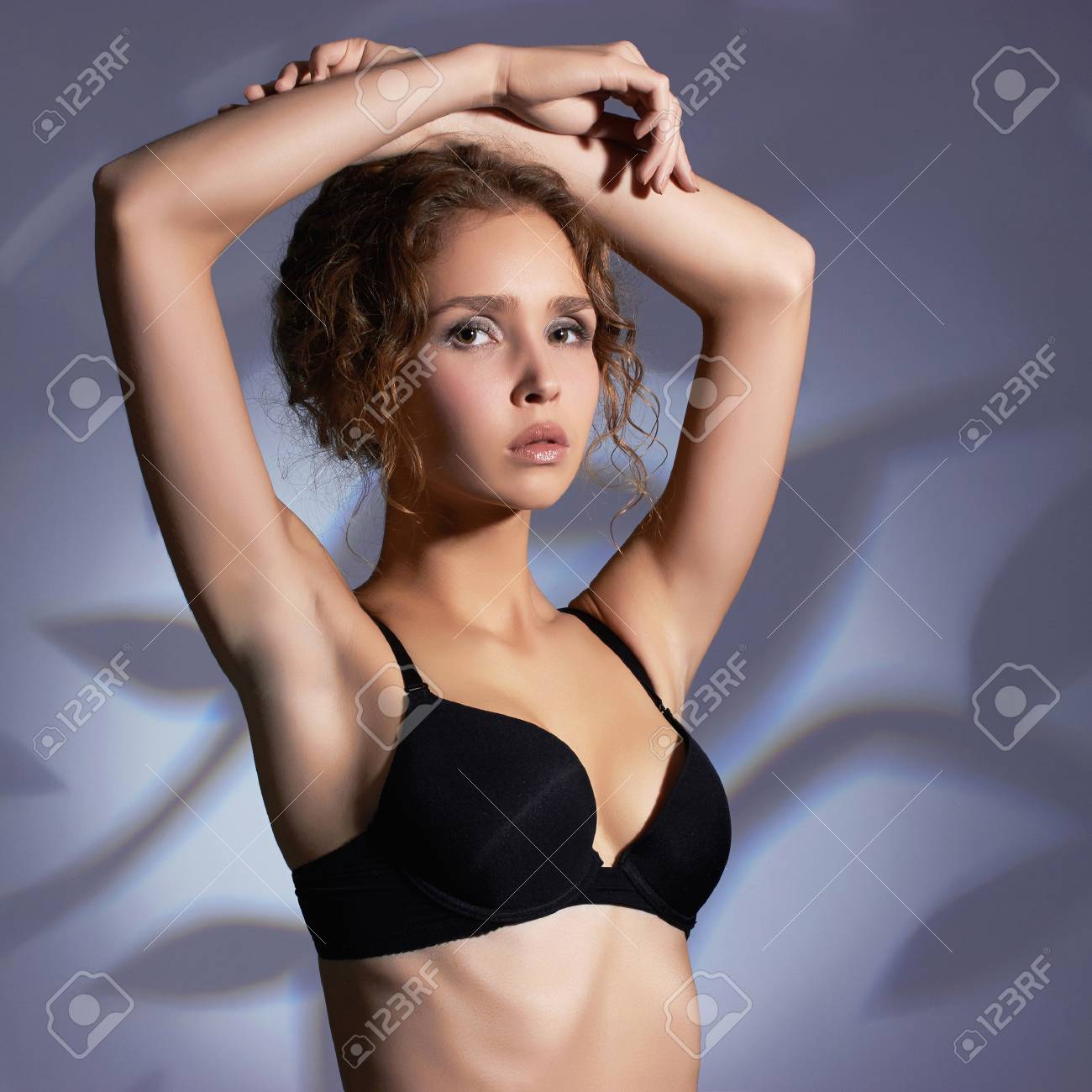 Hübsches Girl Posiert In Schöner Lingerie Hübsches Girl Posiert In Schöner Lingerie