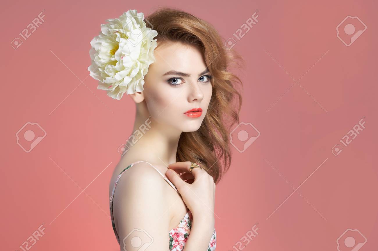 Belle Fille Avec Une Fleur Dans Les Cheveux Beaute Printemps Jeune Femme Sur Fond Rose Banque D Images Et Photos Libres De Droits Image 57543610