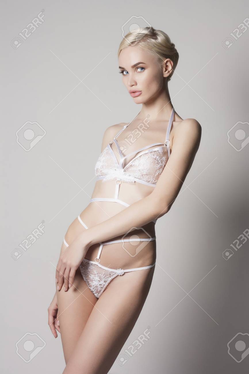 Hübsches Girl Posiert In Schöner Lingerie Hübsches Girl Posiert In Schöner Lingerie