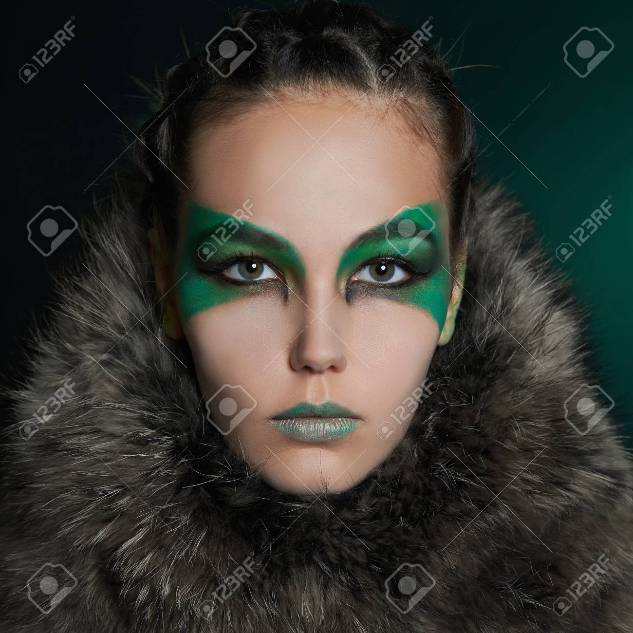 Banque d\u0027images , Fantaisie femme en fourrure et maquillage vert. Fartée belle fille.barbarien qui vit dans les bois