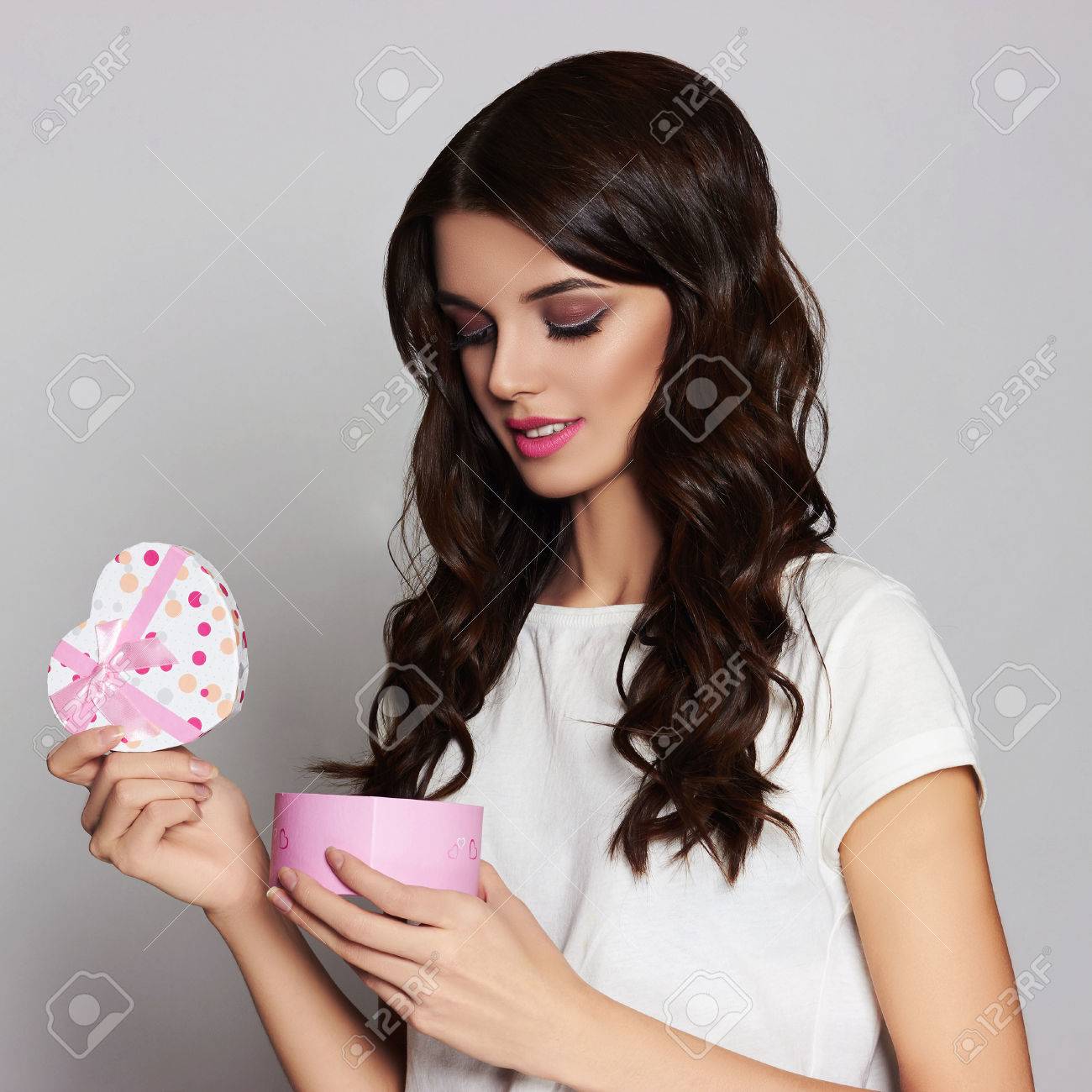 Glucklich Schones Madchen Mit Herz Geschenk Box Schonheit Junge Woman Valentine Tag Lizenzfreie Fotos Bilder Und Stock Fotografie Image 75166081