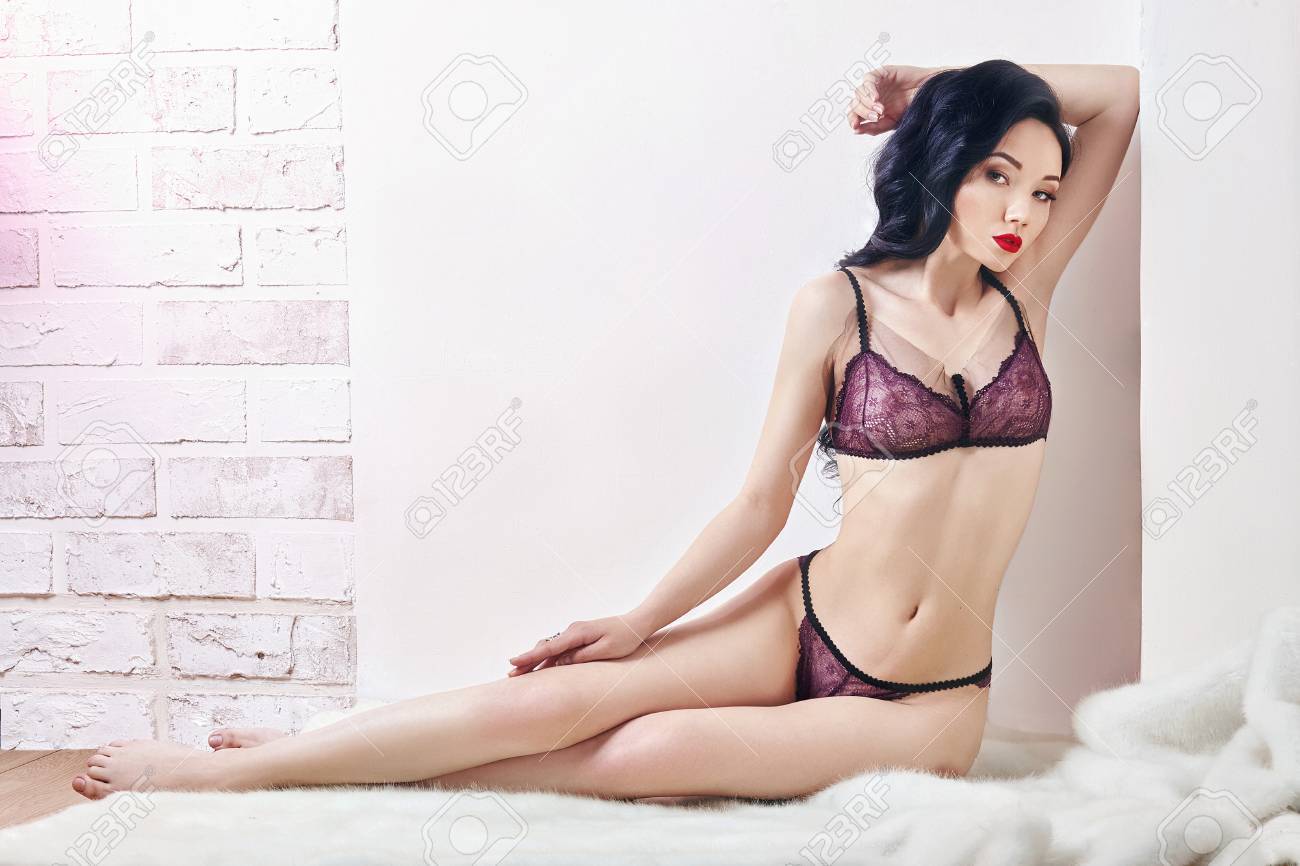 自宅で下着で美しいセクシーな若い女性 セクシーランジェリーに座っている女の子 の写真素材 画像素材 Image 自宅で下着で美しいセクシーな若い女性 セクシーランジェリーに座っている女の子 の写真素材 画像素材 Image