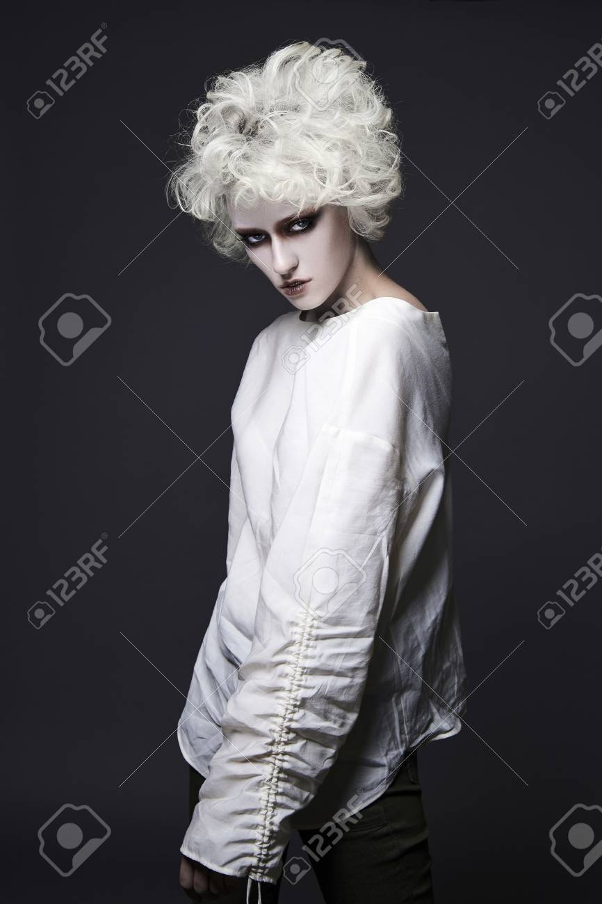 Fille avec maquillage de clown effrayant pour halloween.blond jeune femme Ă la peau blanche porter straitjacket.psycho personne pour mascarade