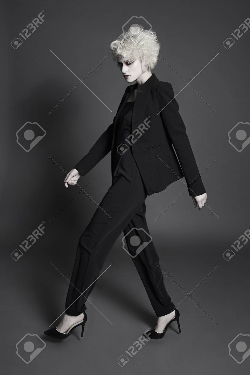 スーツとヒールシューズでスタイリッシュな女の子 ファッション白い肌とピエロメイクと髪を持つ若い女性 ハロウィーンメイクアップ の写真素材 画像素材 Image 94431490