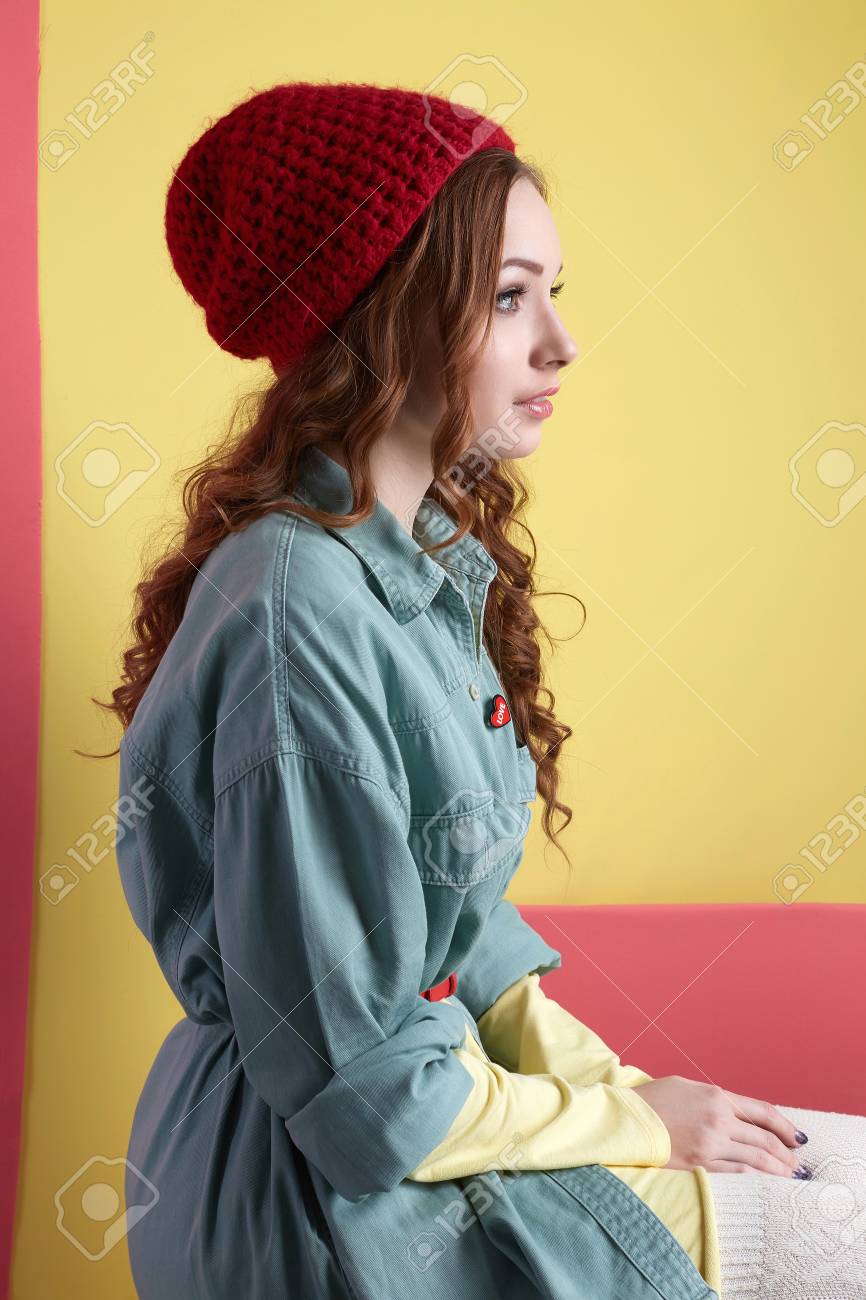 帽子の美しいヒップスターの女の子 帽子をかぶったファッショナブルな若い女性 冬のファッション 巻き毛と赤い帽子をかぶった美容モデルガール の写真素材 画像素材 Image