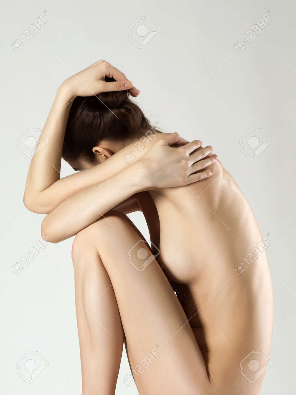 綺麗　裸 美しい裸の女の子。女性の背中。座っているヌードの女性の写真素材・画像素材 Image 166796480