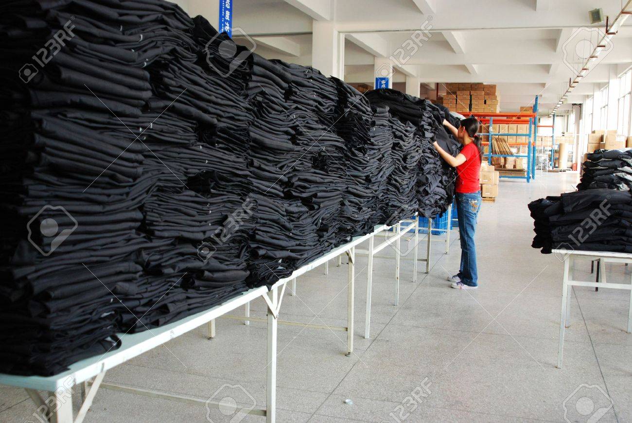 одежда. склада на одежде 5 букв. разная одежда. склад с вещами. склад одежды.