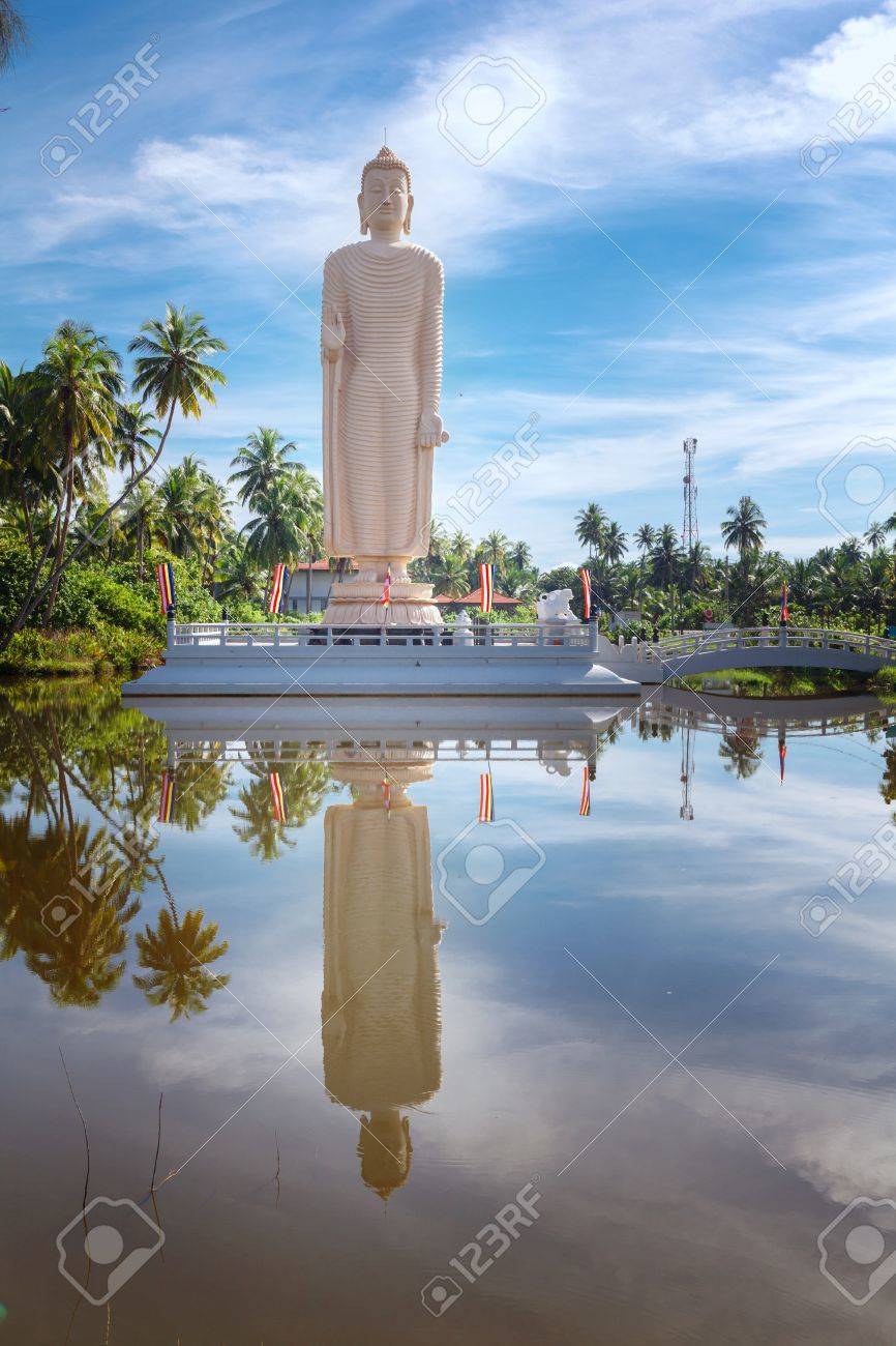 有名な津波記念像と反射 スリランカ ヒッカドゥワの横にある Peraliya 村に位置します の写真素材 画像素材 Image