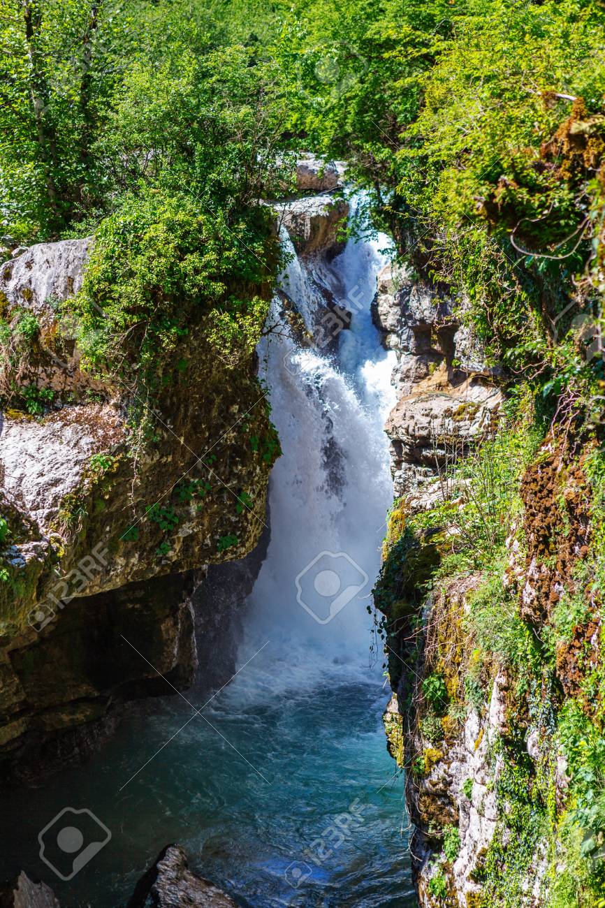 ジョージア州のマルトヴィリ渓谷 山の川 クリスタルブルーの水 クタイシの近くのボートの景色を望む美しい自然の渓谷 の写真素材 画像素材 Image