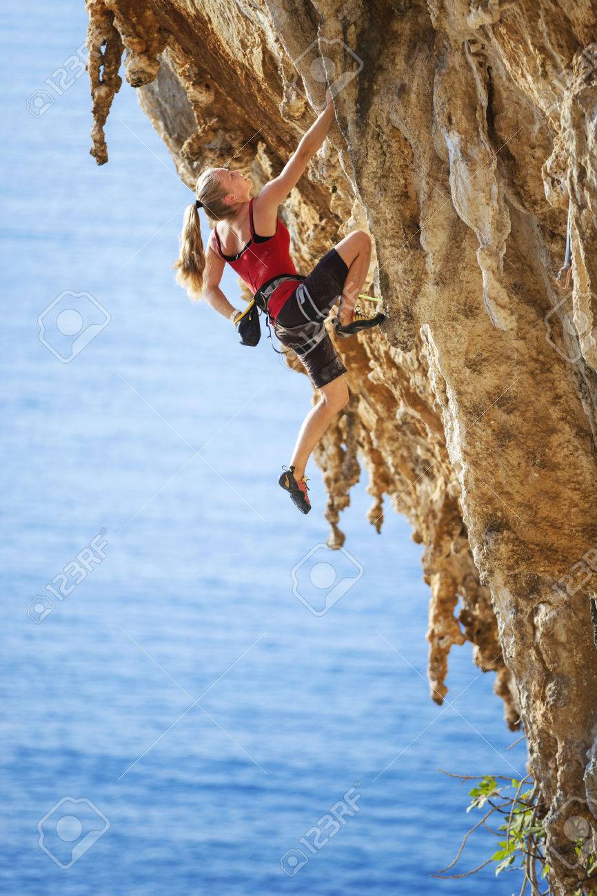 崖の上の若い女性ロッククライマー の写真素材 画像素材 Image 崖の上の若い女性ロッククライマー の写真素材 画像素材 Image