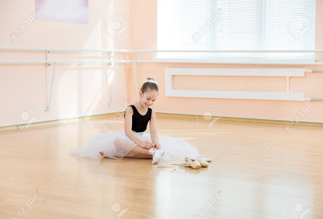 Junge Ballerina Tanzschuhe Wechselnden Diejenigen Pointe Wahrend Auf Dem Boden Sitzen Lizenzfreie Fotos Bilder Und Stock Fotografie Image