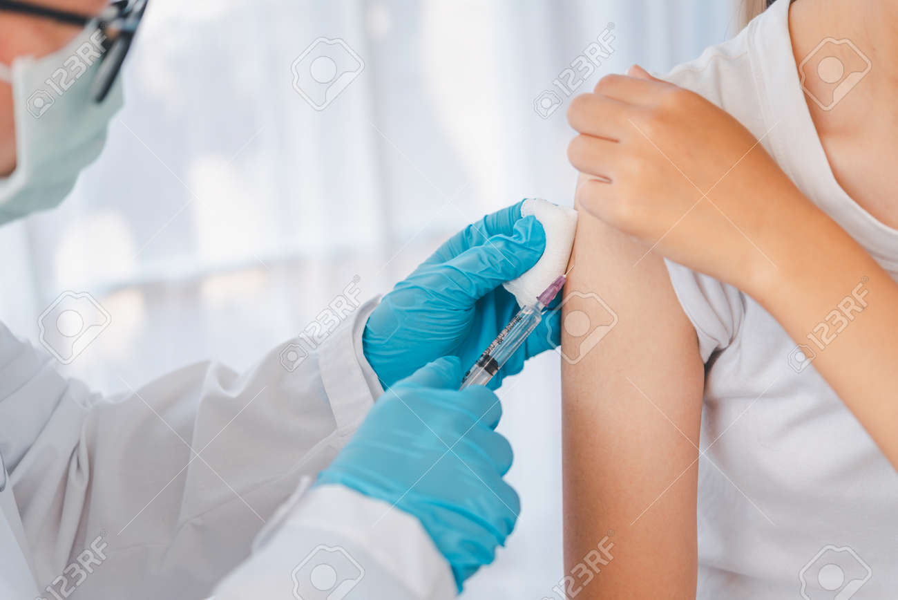 The doctor is currently treating patients by injecting arms. Vaccination or medication to prevent and treat viruses. - 163301650 The doctor is currently treating patients by injecting arms. Vaccination or medication to prevent and treat viruses. - 163301650