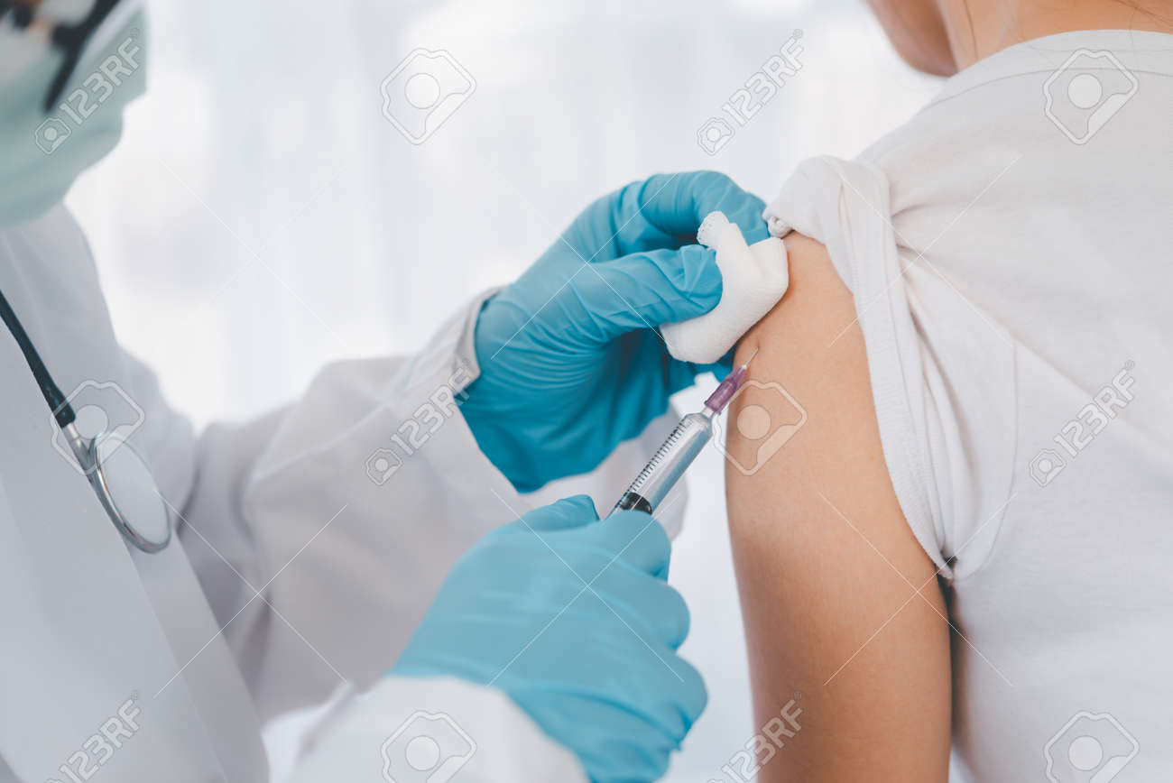 The doctor is currently treating patients by injecting arms. Vaccination or medication to prevent and treat viruses. - 163301657 The doctor is currently treating patients by injecting arms. Vaccination or medication to prevent and treat viruses. - 163301657