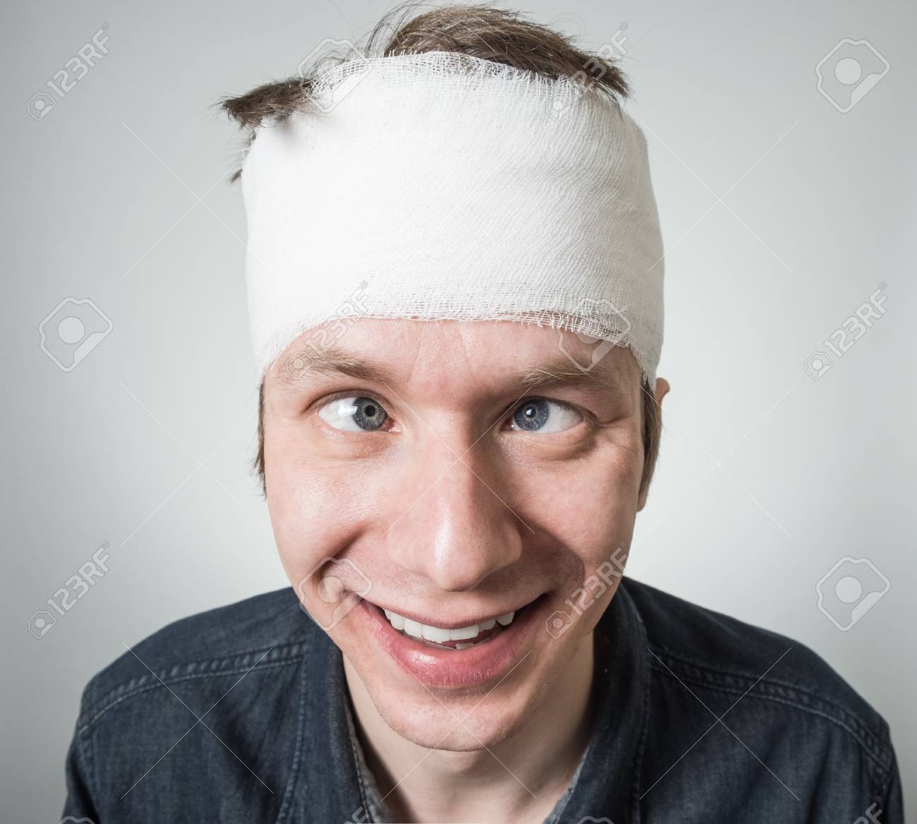 彼の頭に包帯でばかげた若い男 傷の治療に関連する画像 の写真素材 画像素材 Image 彼の頭に包帯でばかげた若い男 傷の治療に関連する画像 の写真素材 画像素材 Image