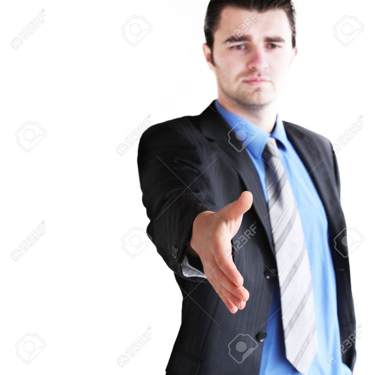 握手を求めて手を与える若いビジネスマン の写真素材 画像素材 Image