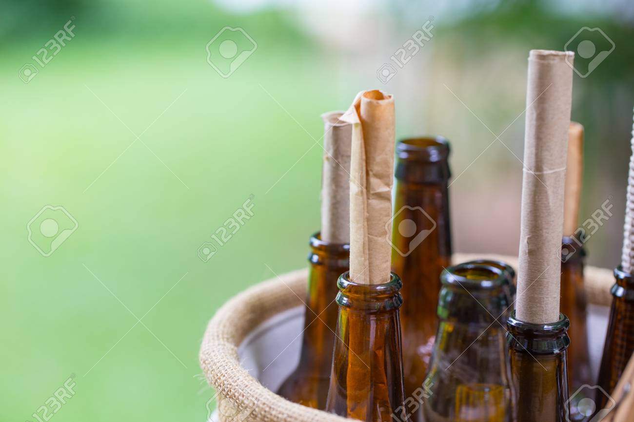 Masaje En La Botella Rollo De Papel De Carta En La Decoracion Del