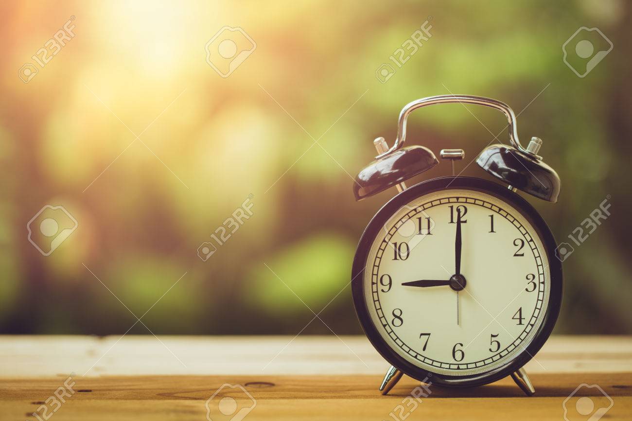 庭で 9 レトロな時計ビンテージ色のトーン の写真素材 画像素材 Image 73543495