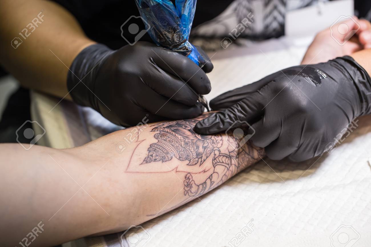 クローズ アップ手タイ スタイルの 10 代のファッションでタトゥー プロを作るします の写真素材 画像素材 Image