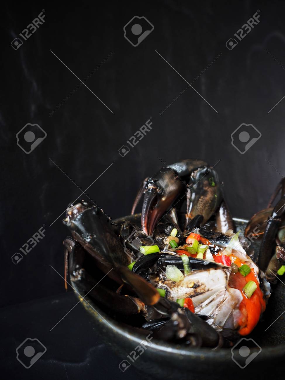 醤油マリネ蟹黒い背景に韓国料理 の写真素材 画像素材 Image