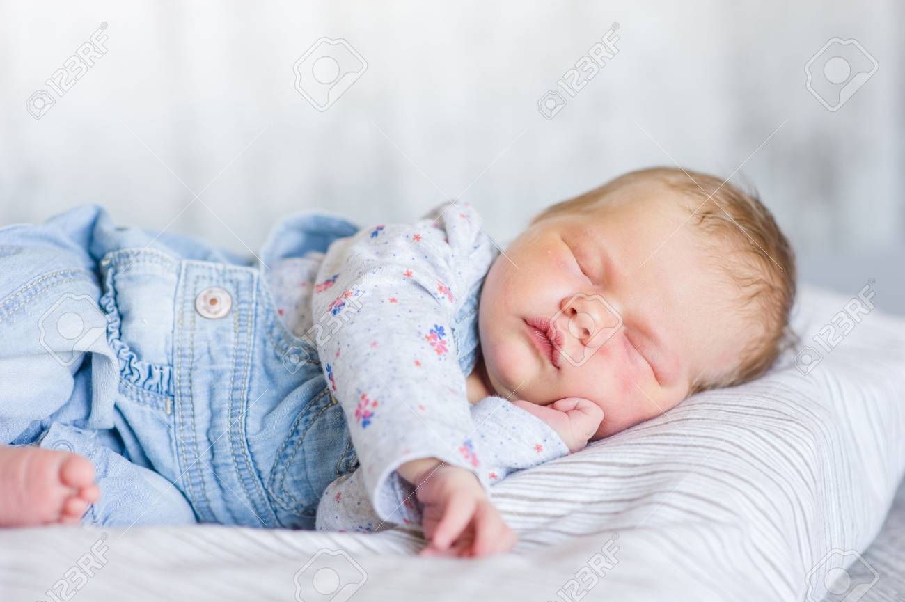 Nouveau Ne Bebe 3 Jours De Dormir Sur Un Oreiller Banque D Images Et Photos Libres De Droits Image Nouveau Ne Bebe 3 Jours De Dormir Sur Un Oreiller Banque D Images Et Photos Libres De Droits Image