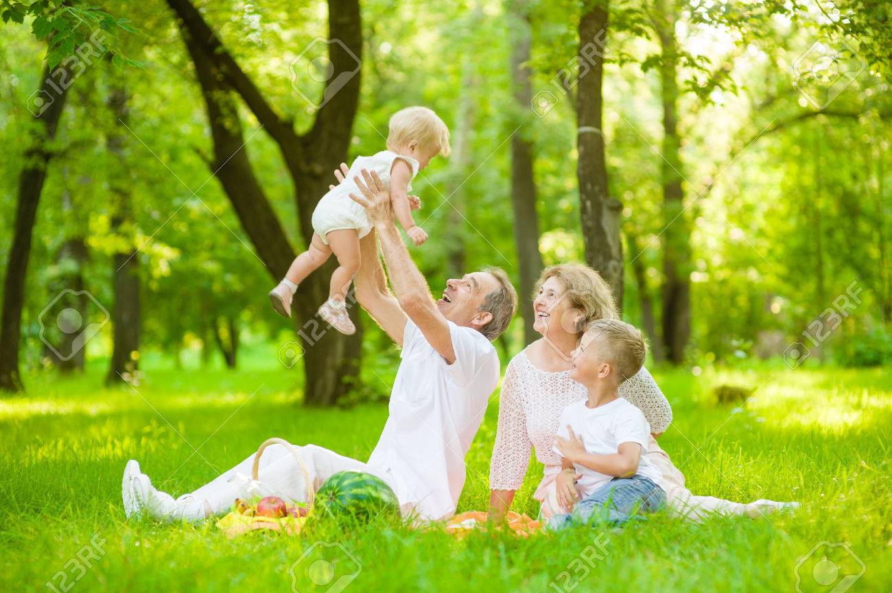 Pique Nique En Famille Heureuse Le Grand Pere Leve Bebe Dans L Air Dans La Nature Banque D Images Et Photos Libres De Droits Image