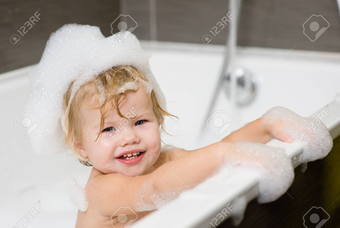 お風呂に入る髪に石鹸の泡を持つ女の赤ちゃん の写真素材 画像素材 Image