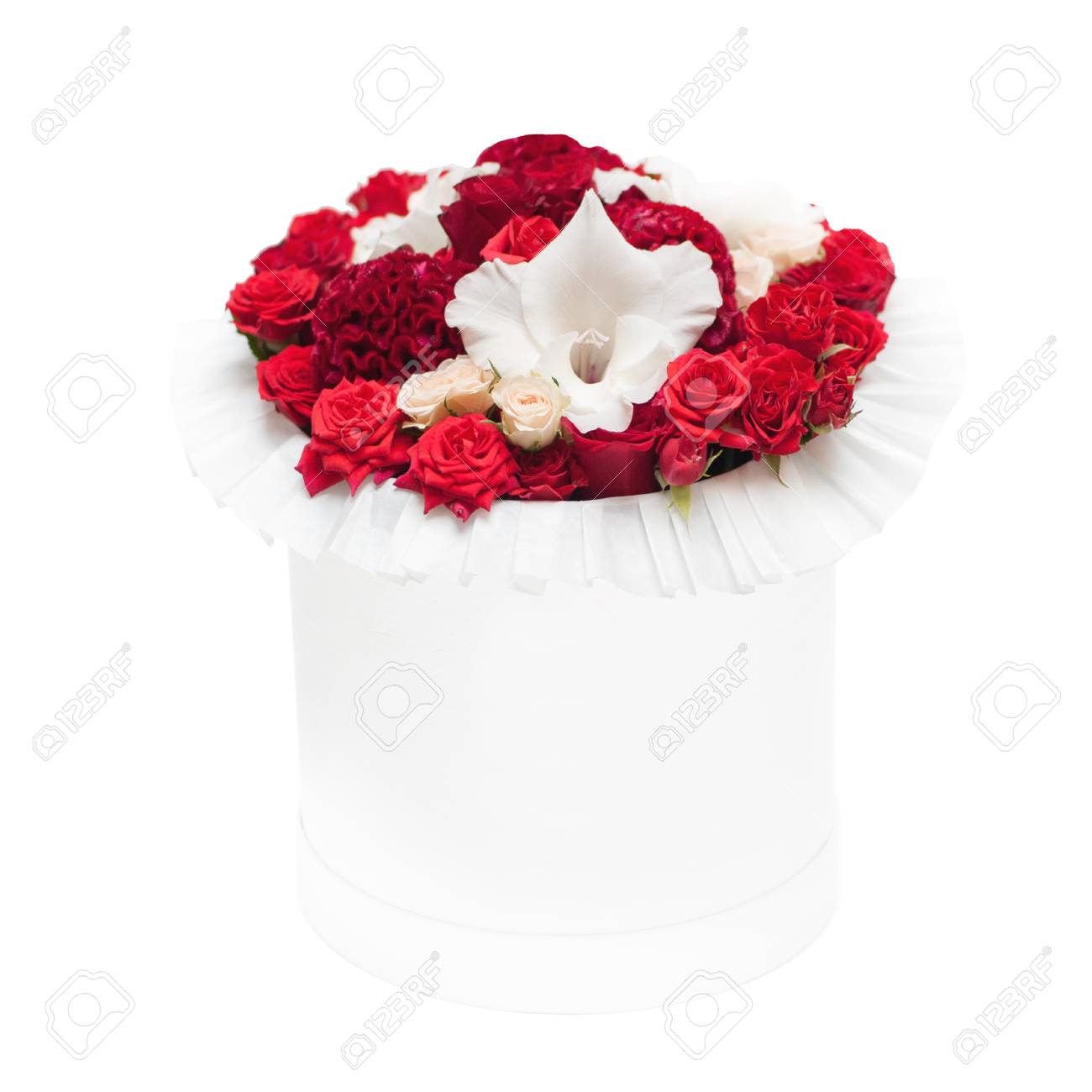 Bouquet De Fleurs Rouges Dans La Boîte Isolé Sur Fond Blanc
