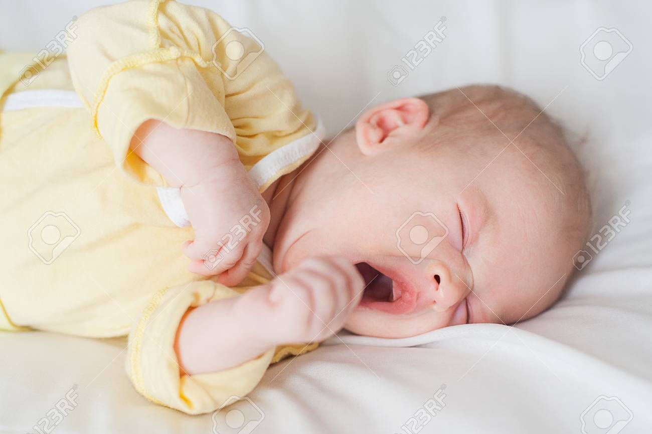 白のかわいい赤ちゃん女の子あくびベッドの上の新生児を背景します の写真素材 画像素材 Image 白のかわいい赤ちゃん女の子あくびベッドの上の新生児を背景します の写真素材 画像素材 Image