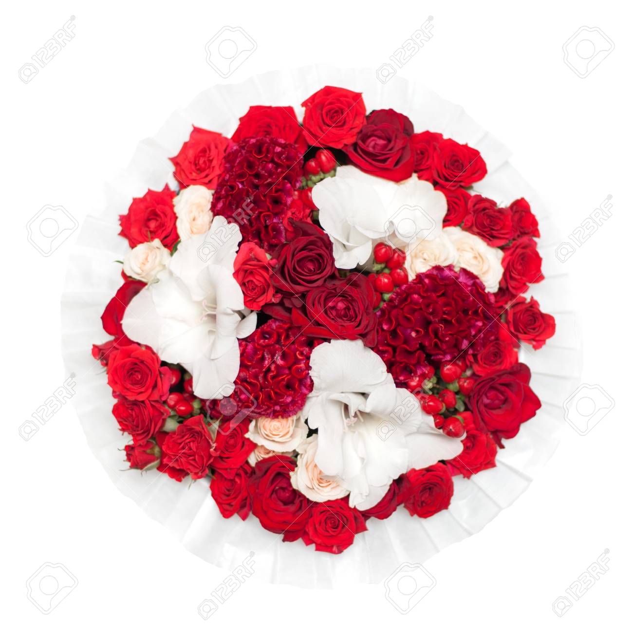 Bouquet De Fleurs Rouges Dans La Boîte Isolé Sur Fond Blanc