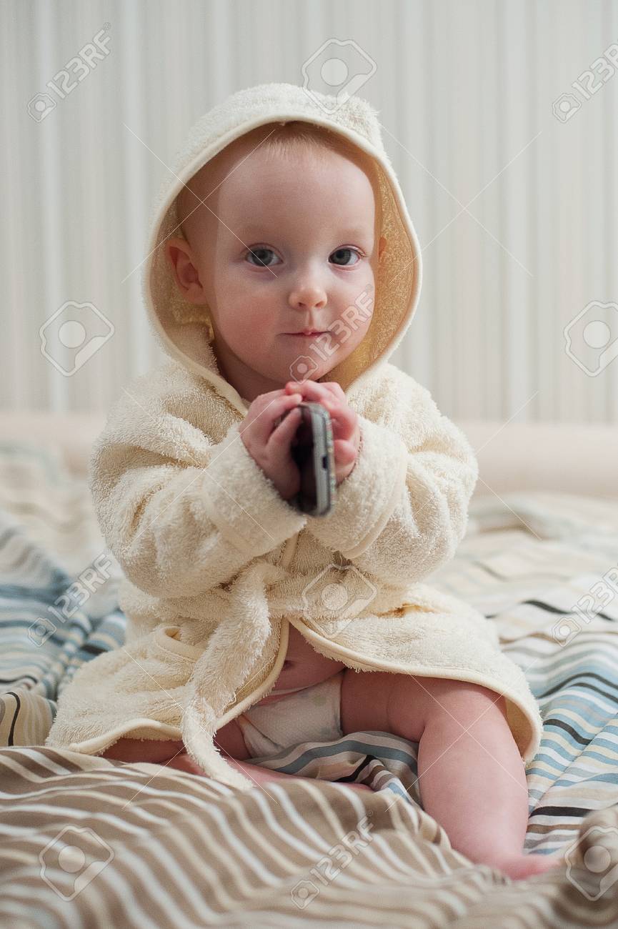 Mignon Bebe Drole Dans Peignoir Avec Telephone Dans Ses Mains Banque D Images Et Photos Libres De Droits Image