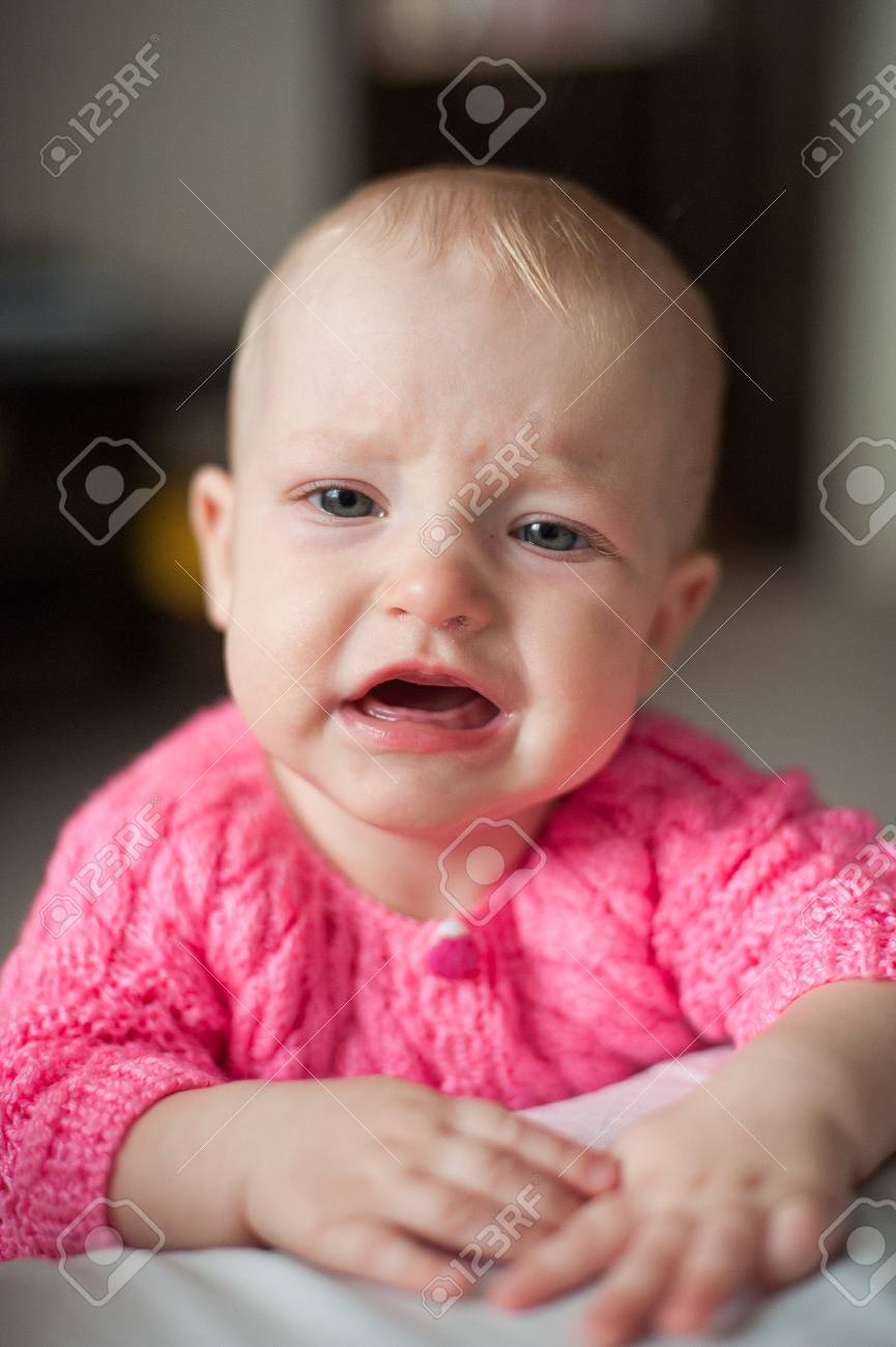 Lindo Bebe Llorando Molesto Nina De Denticion Nino Triste Fotos Retratos Imagenes Y Fotografia De Archivo Libres De Derecho Image