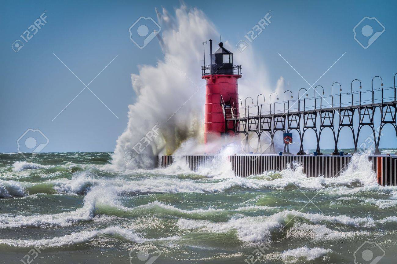 Am South Haven Michigan Ist Der Leuchtturm Von Wellen Wahrend Eines Sturm Schlug Lizenzfreie Fotos Bilder Und Stock Fotografie Image
