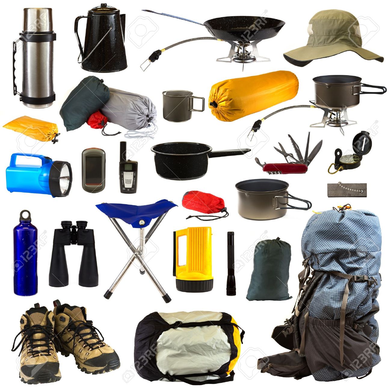 Collage D Equipements De Camping Isole Sur Fond Blanc Representant Un Thermos Pot De Cafe Poele Assis Sur Le Poele Un Chapeau Des Sacs De Materiel De Camping Tasse En Acier Inoxydable Pot