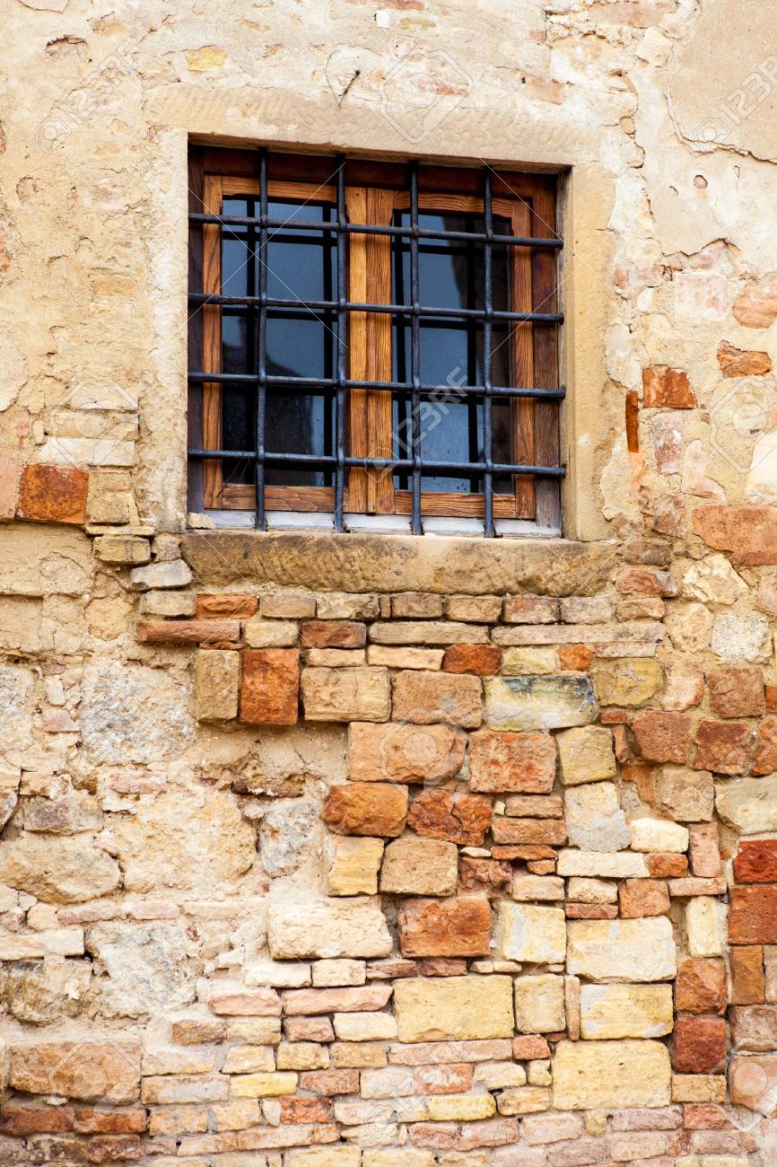 Pequena Ventana Con Barras En Una Pared De Ladrillos Fotos