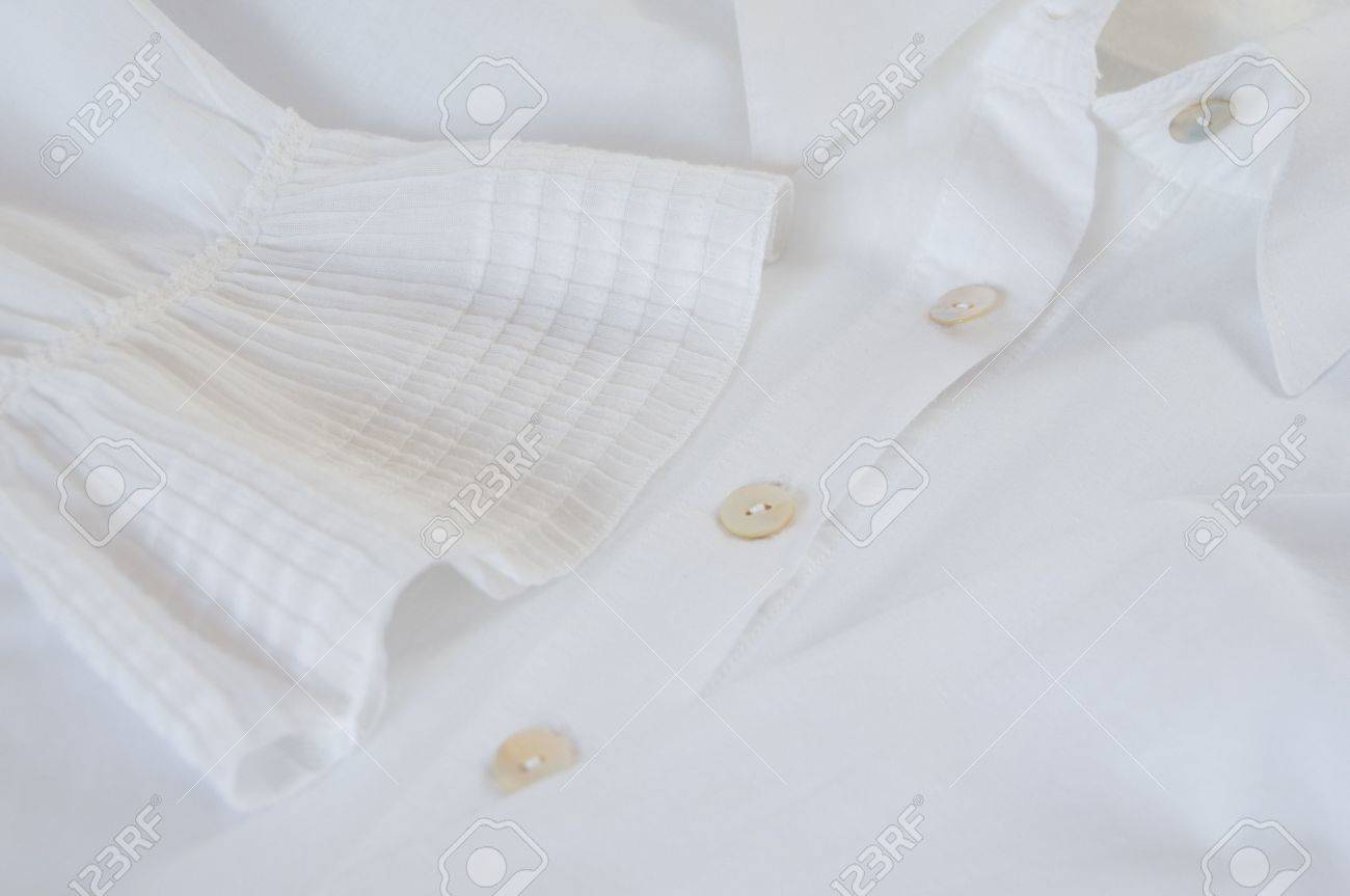 camisa blanca con puntillas
