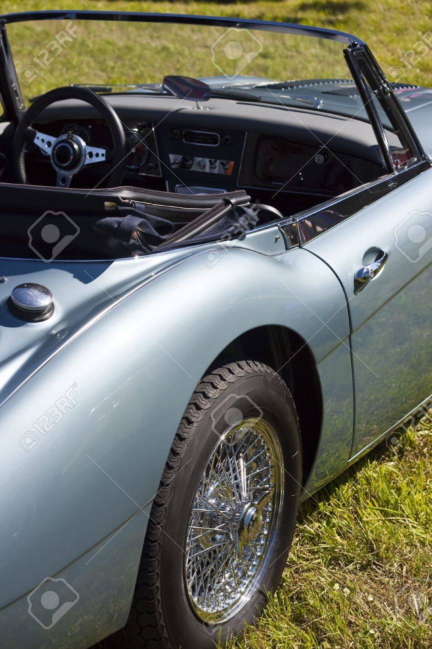 縁を話したとブルーグレーの古典的なイギリスのロードスター の写真素材 画像素材 Image